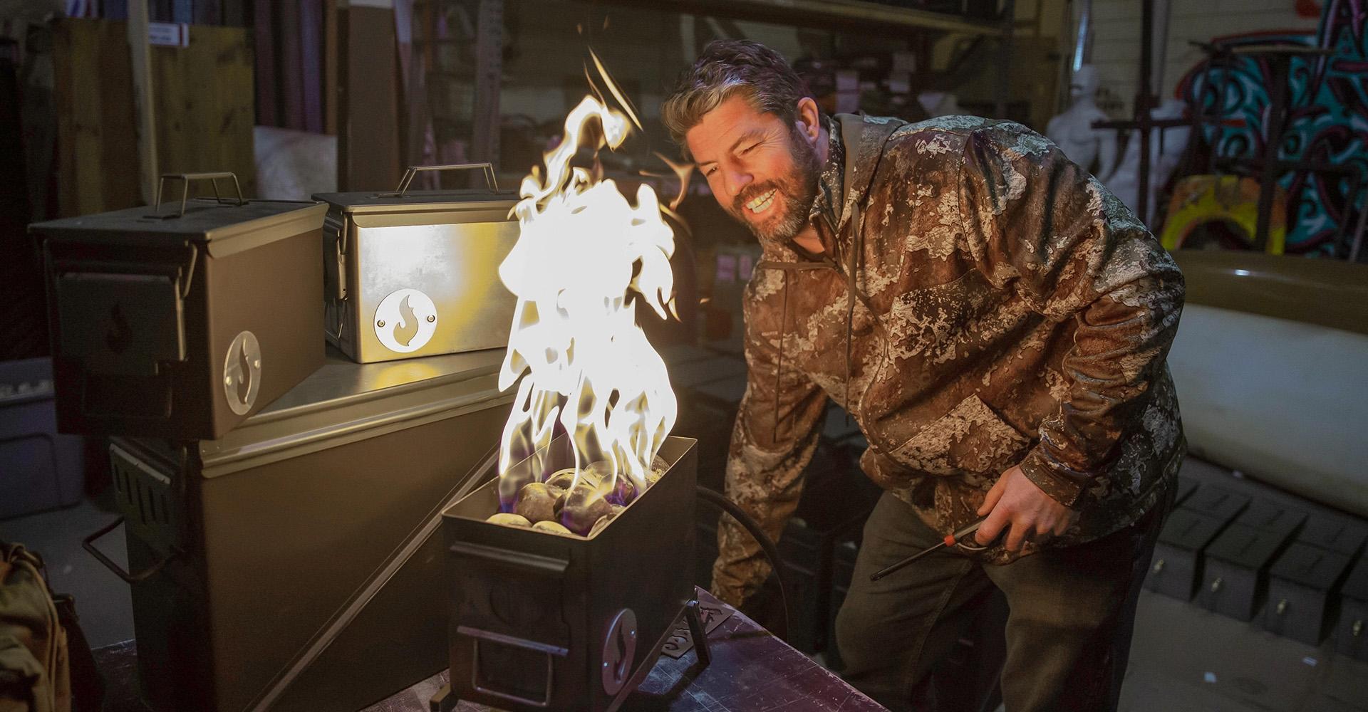 密歇根州立大学丹佛分校的校友乔希·瑟蒙德展示了熔岩盒，一种便携式篝火
